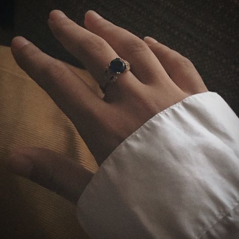 dark academia / light academia hand with ring Dark Academia Rings Aesthetic, Wedding Ring Aesthetic Dark, Dark Academia Jewelry Rings, Dark Academia Aesthetic Accessories, Dark Academia Wedding Ring, Dark Academia Jewelry Aesthetic, Dark Academia Hands, Black Ring Aesthetic, Dark Rings Aesthetic