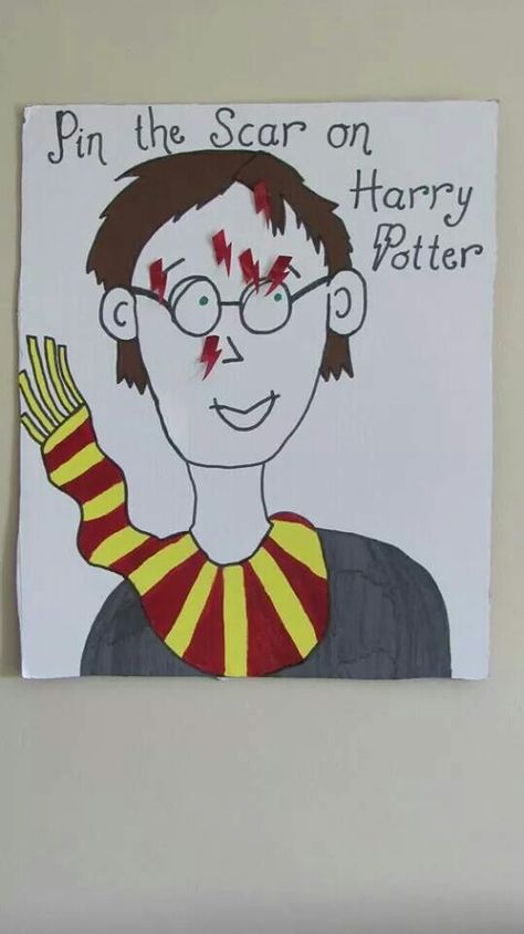 Much better than pin the tail on the donkey Pin The Glasses On Harry Potter, Tort Harry Potter, Harry Potter Motto Party, Harry Potter Weihnachten, Baby Harry Potter, Harry Potter Party Games, Harry Potter Day, Hogwarts Party, Harry Potter Halloween Party