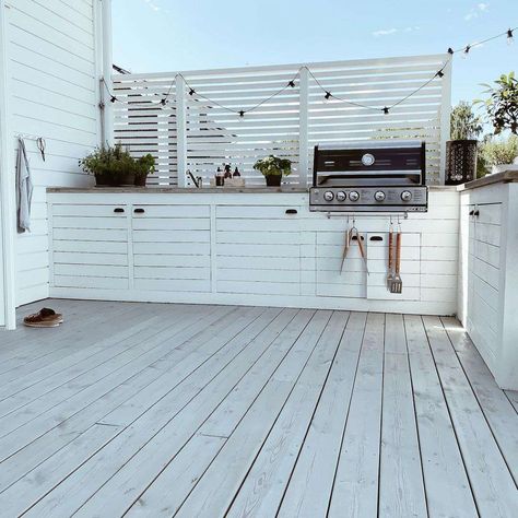 9 of the Most Beautiful Outdoor Kitchens We've Ever Seen Outdoor Kitchen Design Modern, Outdoor Bbq Area, Outdoor Bbq Kitchen, Outdoor Kitchen Ideas, Outdoor Kitchen Design Layout, Bbq Kitchen, Outdoor Kitchen Patio, Diy Outdoor Kitchen, Patio Interior