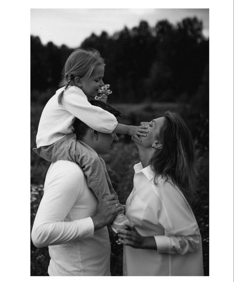 Family Photoshoot Aesthetic, Backyard Family Photos, Editorial Family Photoshoot, Family Session Poses, Candid Family Photos, Motherhood Photos, Fam Photos, Family Studio Photography, Family Photoshoot Poses