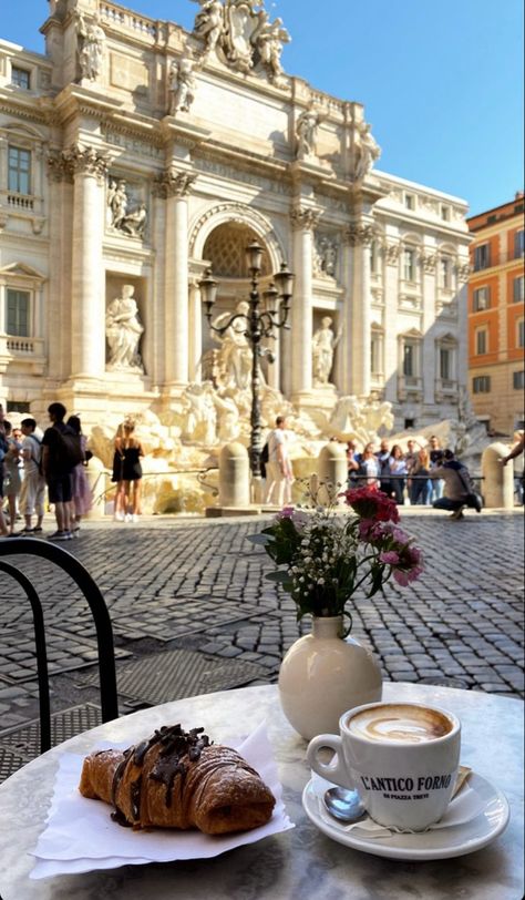 Cafe In Europe, Rome Fontana Di Trevi, Roma Italy Aesthetic, Rome Aesthetic Photos, Italy Mood Board, Rome In October, Cafe In Italy, Roma Aesthetic, Roma City