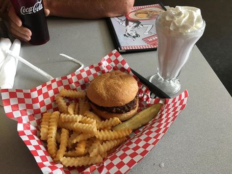 Volturi Kings, Diner Aesthetic, Hamburger And Fries, 50s Diner, Vintage Diner, Diner Recipes, Retro Diner, American Diner, Strawberry Milkshake