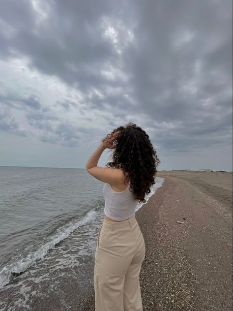 #aesthetic #curly Curly Hair Back View Aesthetic, Mixed Woman Aesthetic, Curly Hair Girls Aesthetics, Curly Hair Women Aesthetic, Curly Hair Photos Instagram, Curly Hair Aesthetic Pictures, Curly Hair Photo Ideas, Curly Hair Instagram Pictures, Curly Hair Poses Photo Ideas