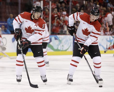 Sidney Crosby and Jonathan Toews (Canada) 🥇 Ice hockey • Vancouver 2010 Olympics Canadian Hockey Players, Hockey Game Outfit, Nhl Hockey Players, Canadian Hockey, Hockey Canada, Hockey Outfits, Canada Hockey, Boys Hockey, Hot Hockey Players