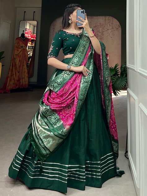 Introducing our adorable green cotton festival wear a plain lehenga choli with a dupatta, a flawless beauty that exudes grace and elegance. Crafted with utmost care and attention to detail, this traditional ensemble is a treasure trove of vintage brilliance with a modern twist. Ideal for festivals, events, and occasions, this stunning lehenga choli is a must-have addition to your ethnic wardrobe.
Made from premium quality cotton material in a vibrant green color, this lehenga is adorned with exq Chaniya Choli Draping Styles, Chaniya Choli Dupatta Draping Style, Navratri Duppata Style, Choli Color Combinations, Green Ghagra Choli, Plain Lehenga Choli, Dark Green Lehenga, Rajasthani Lehenga, Plain Lehenga