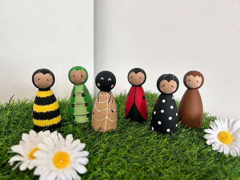 Beautiful, eco-friendly hand painted peg dolls created using high quality beech wood and non-toxic acrylic paint. This set includes a butterfly, caterpillar, spider, ladybird, snail and bumblebee. All pegs are 6.5cm tall.  Pegs are sealed using a non-toxic sealant. To clean, simply wipe down with a clean, damp cloth. All pegs are UKCA tested and therefore safe for little hands. Supervision is of course recommended for very young children and babies. These sets are ideal for small world play alon Owl Peg Doll, Peg Dolls Painting, Simple Peg Dolls, How To Paint Peg Dolls, Peg People Ideas, Peg Doll Ideas, Peg Dolls Ideas, Butterfly Caterpillar, Celebration Ring