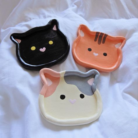 Clay Inspo Cat, Valentines Air Dry Clay Ideas, Cute Clay Gift Ideas, Clay Crafts Plate, Cat Plates Pottery, Air Dry Clay Inspo Aesthetic, Cute Clay Plates, Cat Air Dry Clay, Clay Plates Ideas