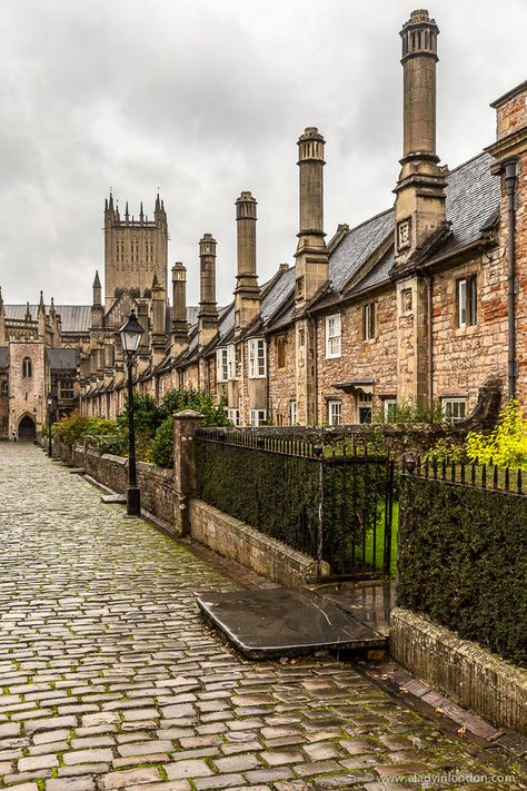 Wells is one of the smallest and prettiest cities in England. The architecture is amazing.   #wells #england #uk #travel #architecture Aylesford Kent, Wells England, Wells Uk, Cities In England, Uk Architecture, England Architecture, Wells Somerset, British Architecture, Somerset England