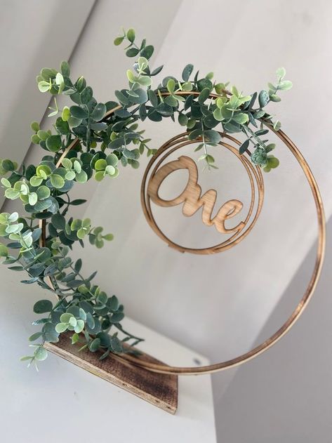 Hoop Wedding Table Decor, Wedding Centerpieces Wreath, Wedding Hoop Table Decorations, Wood Hoop Centerpieces, Botanical Hoop Centerpiece, Wedding Hoop Centerpieces, Gold Ring Centerpieces, Table Pieces For Wedding, Centrepieces For Weddings