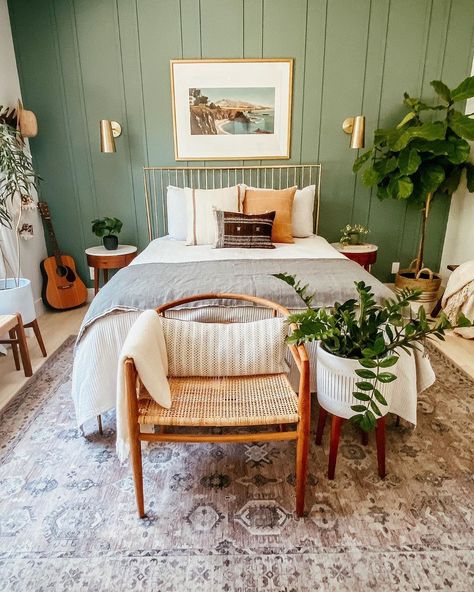 Green Accent Walls, Blue Green Paints, Sage Green Bedroom, Dekorasi Kamar Tidur, Green Paint Colors, Green Rooms, Bedroom Green, Room Ideas Bedroom, Design Case