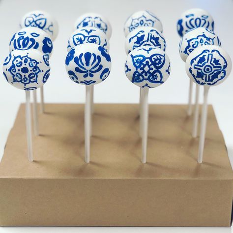 Royal Blue Mexican Wedding, Mamma Mia Cake Pops, Clase Azul Party, Talavera Wedding Decor, Talavera Cake, Talavera Invitation, Talavera Party, Mexican Wedding Decorations, Talavera Wedding