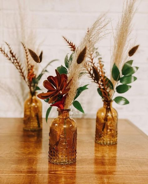 Amber Vases Wedding Centerpieces, Fall Event Decor, Amber Glass Centerpiece, Bud Vases Wedding, Bud Vase Centerpiece, Event Decor Ideas, Fall Wedding Color Schemes, Small Glass Vases, Fall Wedding Centerpieces