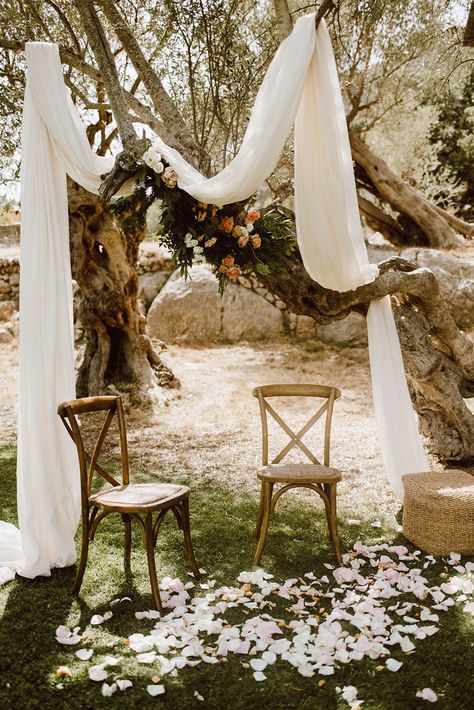 Outdoor wedding altar in Mallorca Outdoor Alter Ideas, Wedding Chairs Decorations, Outdoor Wedding Altar, Wedding Altar Ideas, Outdoor Wedding Altars, Edgy Bridal, Spain Mallorca, White Drapery, Wedding Altar