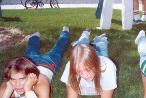 Behind-the-scenes photo from the filming of Over the Edge. Over The Edge Movie, Matt Dillon Over The Edge, Over The Edge 1979, The Outsiders Behind The Scenes, Young Matt Dillon, Teenage Wasteland, Christian Slater, Time Periods, Matt Dillon