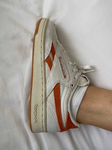 Womens Rebook Shoes, Reebok Vintage Sneakers Outfit, Shoes Rebook Sneakers, Rebock Shoe Aesthetic, Rebook Shoes Outfits, Skater Shoes Aesthetic, Rebook Shoes Women, Rebox Shoes, Vintage Sneakers Retro