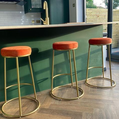 Burnt orange and dark green is the ultimate colour combo for an Art Deco themed interior! 💚🧡 📷 @1930s_houseonthehill Burnt Orange Rooms, Burnt Orange Kitchen, Orange And Dark Green, Burnt Orange Living Room, Gold Interior Design, Orange Bar Stools, Orange Kitchen Decor, Deco Orange, Orange Furniture