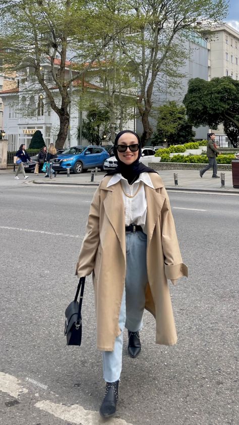 Modern Hijab Fashion Winter, Winter Outfits For Hijabis, Travel Outfit For Hijab, Modest Hijabi Winter Outfits, Hijab Style For Winter, Winter Outfits For Hijab, Coat Hijab Outfit, Winter Outfits Hijab Style, Trench Coat Outfit Hijab