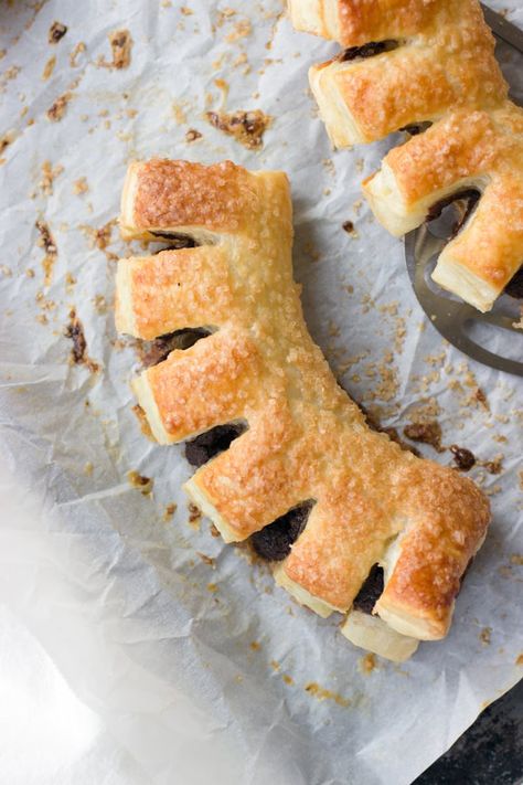 This bear claw recipe is SO EASY. Made with store bought sheets of puff pastry, these homemade pastries come together SO FAST. Think of them as simple, delicious DIY doughnuts to serve overnight guests with their coffee at breakfast. Bear Claw Recipe, Mini Puff Pastry, Mini Breakfast, Danish Dough, Homemade Pastries, Bear Claw, Breakfast Pastries, Bear Claws, Persian Food