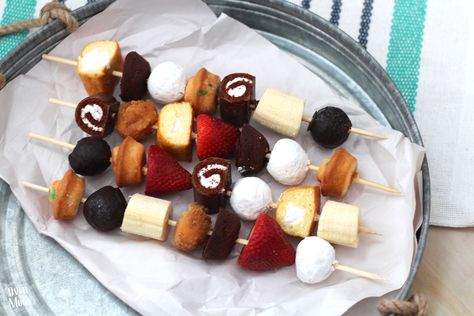 These are awesome! No baking required - just buy desserts and put them on kabob sticks and serve! Plus, the kids love helping assemble them! From www.overthebigmoon.com! Fun Kids Desserts, Fun Easy Desserts, Basic Cupcake Recipe, Easy Desserts For Kids, Dessert Kabobs, Dessert Skewers, Kabob Sticks, Finger Desserts, Dessert Sushi