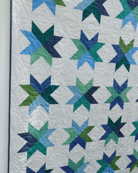 It's never too late to join a sew along. Get your quilty friends and you can do your own Beaming quilt sew along at any time! Here you can get a schedule to follow and fabric inspiration to sew your version of this quilt. Fat Quarter Quilt Pattern, Triangle Quilt Pattern, Star Quilt Pattern, Modern Quilting Designs, Emily Jane, Fat Quarter Quilt, Half Square Triangle Quilts, Geometric Quilt, Baby Quilt Patterns