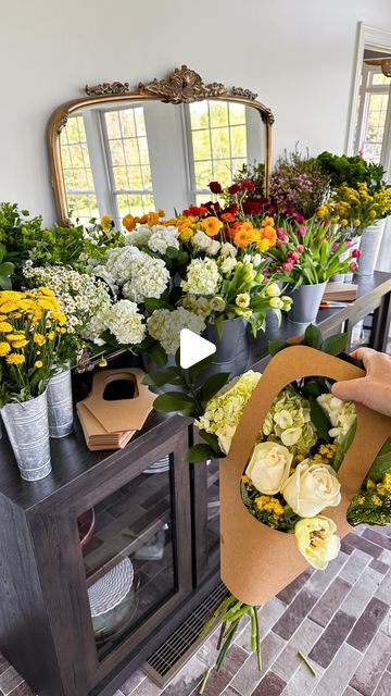 Samantha Bauchmann on Instagram: "BUILD YOUR OWN BOUQUET BAR // because who doesn’t love bringing home fresh flowers 💐😍 love that this doubles as an activity for guests + take home gift/party favor - which is why it’s part 5 of my April Showers series! Tin buckets are from Amazon, flowers are Trader Joe’s! #partyideas #bridalshower #babyshower #hosting #freshflowers" Build Your Own Bouquet Shower, Make A Bouquet To Take On Your Way, Make Your Own Flower Bouquet Bar, Bouquet Bar Build Your Own, S24 Aesthetic, Make Your Own Bouquet Station, Build Your Own Bouquet Bar, Small Party Ideas, Flower Bouquet Bar