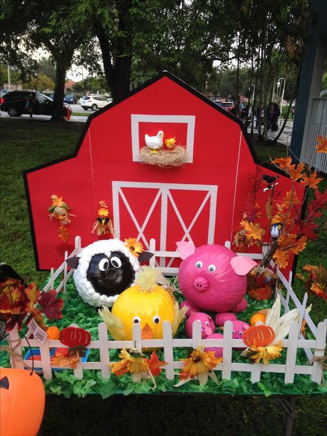 Farm animals with pumpkins.  Granja de animals hechos con calabazas. Farm Animals Trunk Or Treat Ideas, Paper Mache Farm Animals, Old Mcdonald Had A Farm Trunk Or Treat, Farm Theme Pumpkin Painting, Animal Pumpkins Painting, Trunk Or Treat Ideas Farm Theme, Barnyard Pumpkin Decorating, Farm Animal Trunk Or Treat, Painted Pumpkin Animals