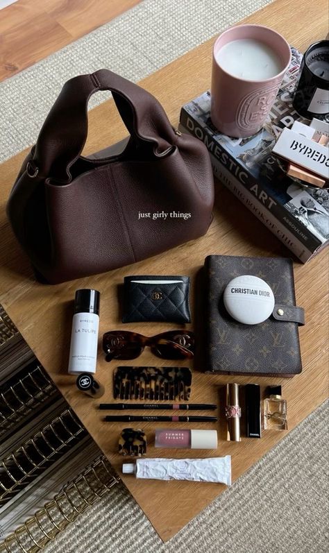 Everyday Bag Essentials, Drømme Liv, Inside My Bag, Purse Essentials, Handbag Essentials, What In My Bag, Instagram Feed Ideas, Foto Ideas Instagram, Pretty Bags