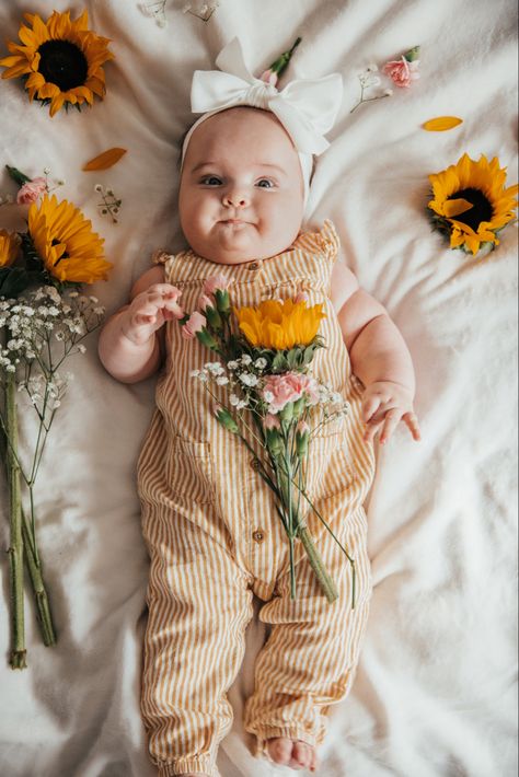 Newborn Spring Pictures, Spring Baby Picture Ideas, Wildflower Baby Photo Shoot, Spring Milestone Picture Ideas, Spring Baby Photos, Baby Flower Photoshoot, Newborn Photography Flowers, August Baby Photoshoot Ideas, Spring Baby Photoshoot Ideas