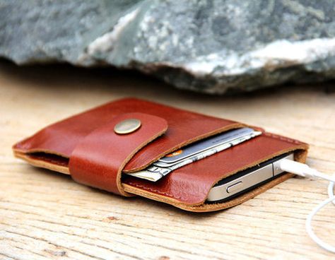 Handmade Leather iPhone Wallets | Man Made DIY | Crafts for Men | Keywords: fashion, style, travel, handmade Pochette Portable, Leather Iphone Wallet, Elegant Wallet, Leather Phone Wallet, Diy For Men, Leather Projects, Leather Diy, Phone Wallet, Iphone Wallet Case