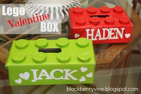 We LOVE These DIY Creative Valentines Boxes for Kids - For Every Mom Lego Valentine, Deco Lego, Valentines Card Holder, Diy Valentines Box, Valentine Boxes For School, Kids Valentine Boxes, Pinterest Valentines, Roses Valentine, Valentine Card Box