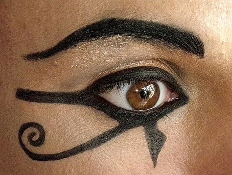 Makeup - For Halloween  Eye of Ra. by hayworth1981, via Flickr Cleopatra Make-up, Ancient Egyptian Makeup, Egyptian Make Up, Mummy Makeup, Egyptian Eye Makeup, Egypt Makeup, Cleopatra Makeup, Egyptian Halloween, Egyptian Crafts