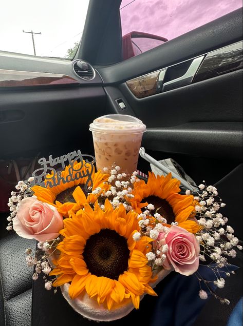 Flower Birthday Gift Ideas, Starbucks Bouquet Gift Ideas, Starbucks Flower Tray, Flowers Bouquet Gift Best Friend, Birthday Flower Box Ideas, Starbucks With Flowers, Flower Arrangements For Girlfriend, How To Make A Coffee Bouquet, Bday Basket Ideas For Her