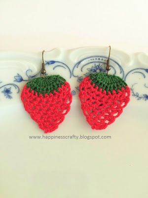 Crochet Strawberry Earrings ~ FREE Pattern Crochet Strawberry Applique, Crochet Strawberry Earrings, Strawberry Crochet, Crocheted Jewelry, Crochet Jewlery, Strawberry Earrings, Creeper Minecraft, Crochet Jewellery, Crochet Strawberry