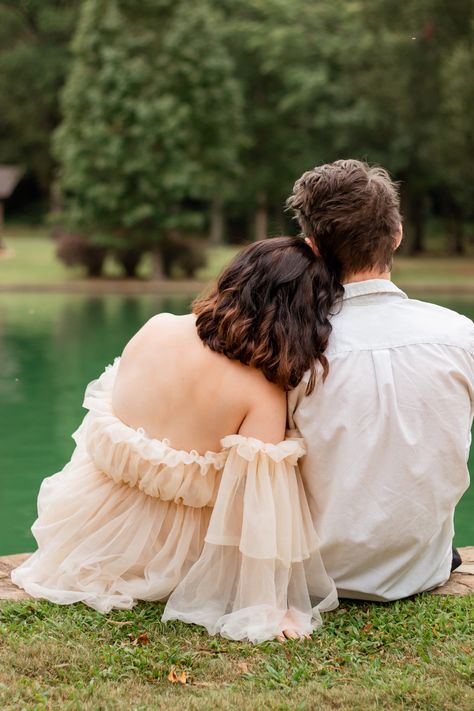 Photography Figure For Couple, On His Shoulders Couple, Head On Shoulder Aesthetic, Couple Head On Shoulder, Head On Shoulder Couple Aesthetic, Head On Shoulder Pose, Head On Shoulder Couple, Couple Poses Romantic, Head On Shoulder