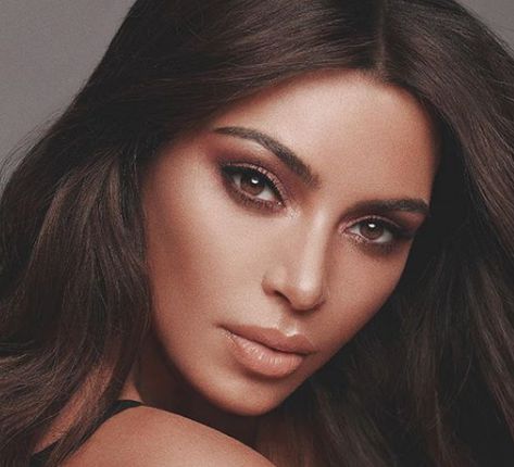 https://www.revelist.com/beauty-news-/kim-kardashian-drusgstore-skincare/12976 Growing Out Eyebrows, Kim Kardashian Eyebrows, Kim Kardashian Wedding, Estilo Kim Kardashian, Blonde Eyebrows, Kardashian Makeup, Kim Kardashian Makeup, Estilo Kardashian, Revolution Eyeshadow