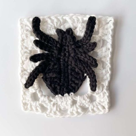 Spider Granny Square crochet Free Pattern | Elendipity Spider Granny Square, Spider Applique, Crochet Spider, Crochet Lessons, Square Crochet, Crochet Free, Halloween Crochet, Free Halloween, Halloween Projects