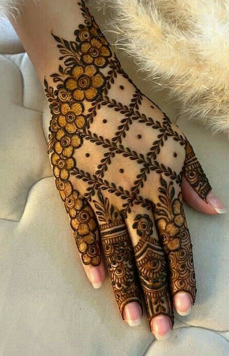 Dubai Back Hand Mehndi Designs Stylish, Dubai Mehendi Design Simple, Dubai Style Mehndi Design, Mehendi Designs For Kids, Dubai Mehendi Designs, Finger Mehndi Style, Dubai Mehndi, Mehandi Design For Hand, Palm Mehndi