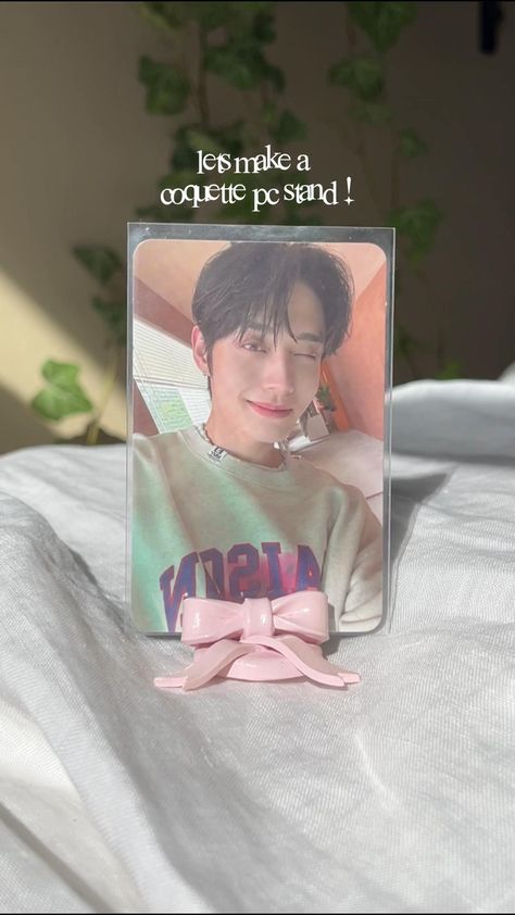 cute coquette photocard stand tutorial, polymer clay, artist, kpop, jiwoong zb1, desk accessories, photo holder, crafts, pink Diy Photo Holder, Diy Crafts Keychain, Tutorial Polymer Clay, Jiwoong Zb1, Diy Photo Book, Diy Crafts Bookmarks, Clay Artist, Kpop Diy, Cute Coquette