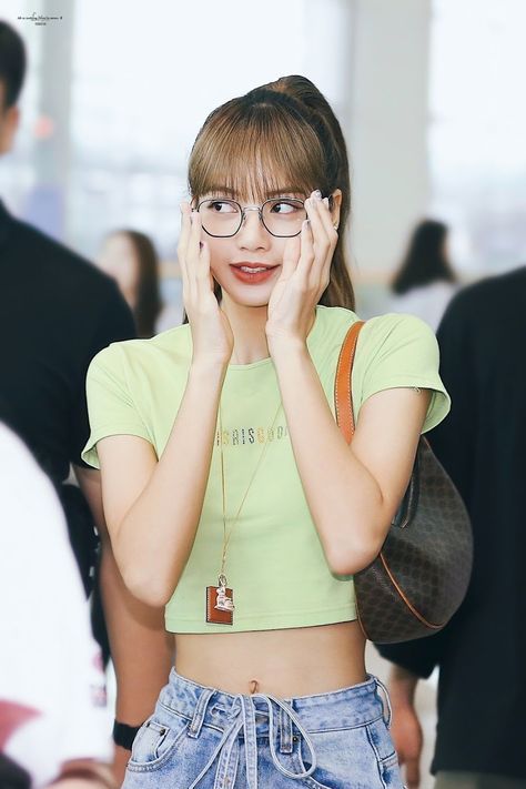 All BLACKPINK Members Wear Green Tops Differently—Here's How - Koreaboo Lisa Green, Prettiest Celebrities, T Shirt Crop Top, Lisa Blackpink Wallpaper, Wear Green, Lalisa Manobal, Green Outfit, Incheon, Green Tops