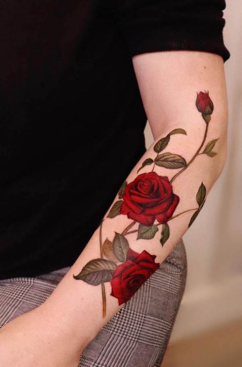 Rose Vine Tattoos, Rose Tattoo On Arm, Rose Tattoo Sleeve, Rose Tattoos For Women, Tattoos Mandala, Red Rose Tattoo, Vine Tattoos, Tattoos Geometric, Arm Band Tattoo