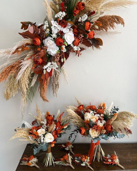 🍀Burnt orange and emerald green wedding collection, made with a mix of dried, preserved and faux flowers🍁 Find your perfect bouquet at our Etsy shop, or reach out to us directly at @lunariaflowers to create your ideal arrangement!😉 #wedding #WeddingBouquet #boutonniere #WeddingInspiration #wedding2024 #wedding2025 #BohoWedding #burgundywedding #WeddingFlowers #bride #bridesmaids #love #marriage #WeddingFlowers #weddinguk #burntorangewedding #emeraldgreenwedding Green And Orange Wedding Flowers, Orange And Emerald Green Wedding, Burnt Orange And Emerald Green Wedding, Copper Wedding Flowers, Orange And Emerald Green, Mums Wedding, Emerald Green Wedding, Orange Wedding Flowers, Burnt Orange Weddings