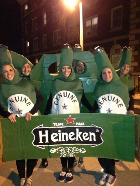 A six-pack. | 32 Ridiculously Clever Group Halloween Costumes Beer Halloween Costumes, Funny Group Costumes, Funny Group Halloween Costumes, Karneval Diy, Carnaval Costume, Fairy Halloween Costumes, Halloween Costumes Friends, Group Halloween Costumes, Group Costumes