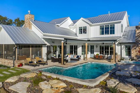 18 Magnificent Farmhouse Swimming Pool Designs You Will Fall In Love With Farmhouse Swimming Pool, Farmhouse Pool Ideas, Farmhouse Pool House, Farmhouse Pool, Barn Pool, Lap Pool Designs, Farmhouse Backyard, Rectangle Pool, Dream Backyard Pool