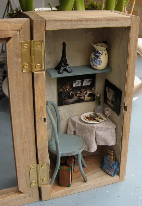 lotjesdollshouse: Thank you Room Box Miniatures, 29 June, Vitrine Miniature, Mini Doll House, Doll House Crafts, Shadow Box Art, Miniature Rooms, Miniature Diy, Miniature Houses