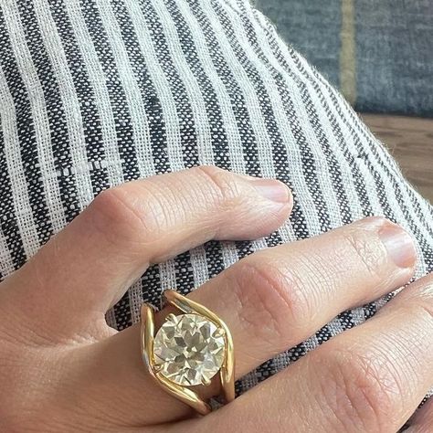 Dont Worry Darling Engagement Ring, Brent Neale Engagement Ring, Arielle Ratner Ring, Arielle Ratner Engagement Ring, Chunky Engagement Rings, Arielle Ratner, Rockstar Couple, Gold Band Engagement Rings, Walking Out