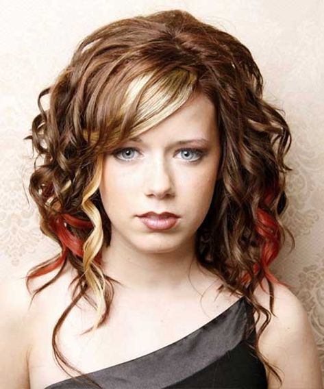 55 Inspirational Curly Hairstyles For Long And Medium Hair » Purple And Blonde Highlights, Bangs Edgy, Blonde Highlights Brown Hair, Brown With Red Highlights, Chocolate Brunette Hair Color, Chocolate Brunette Hair, Curly Hair Brown, Medium Length Wavy Hair, Rambut Brunette