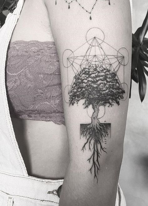 Geometric Sleeve Tattoo, Tree Tattoos, Girl Back Tattoos, Free Tattoo Designs, Geniale Tattoos, Tree Of Life Tattoo, Back Tattoo Women, Custom Tattoo Design, Best Tattoo Designs