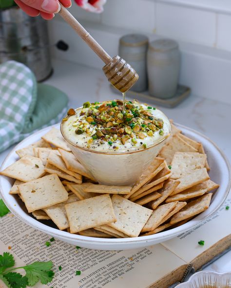 My favorite high protein appetizer that is super easy to make in the blender, and ready in just 10 minutes! Feta Dip With Honey, Football Appetizers Easy, Feta Honey, Honey Pistachio, Whipped Feta Dip, Brie Puff Pastry, Sweet Potatoe Bites, Spicy Cauliflower, Pastry Appetizer