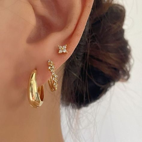 Gold Ear Aesthetic, Gold Hoop Huggies, 3 Ear Piercings Gold, Earring Stack Ideas 3 Holes, Aesthetic Earring Stack, 3 Earrings Piercing In A Row, 3 Piercings Ear Lobe, Gold Ear Jewelry, Gold Ear Stack