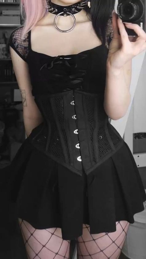 Emo Corset Outfit, Goth Girly Outfits, Gothic Corset Outfits, Corset Outfit Goth, Corset Gothic Outfit, Mode Des Leggings, Gothic Mode, Mode Grunge, Corset Outfit